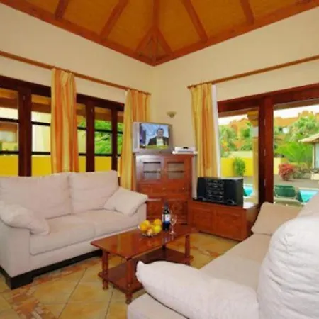 With Hydromassage Tub, Private Pool, Barbecue In Villa *